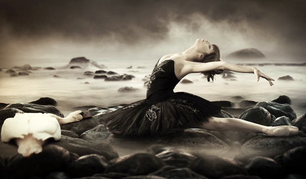 Балерина в черном платье среди волн