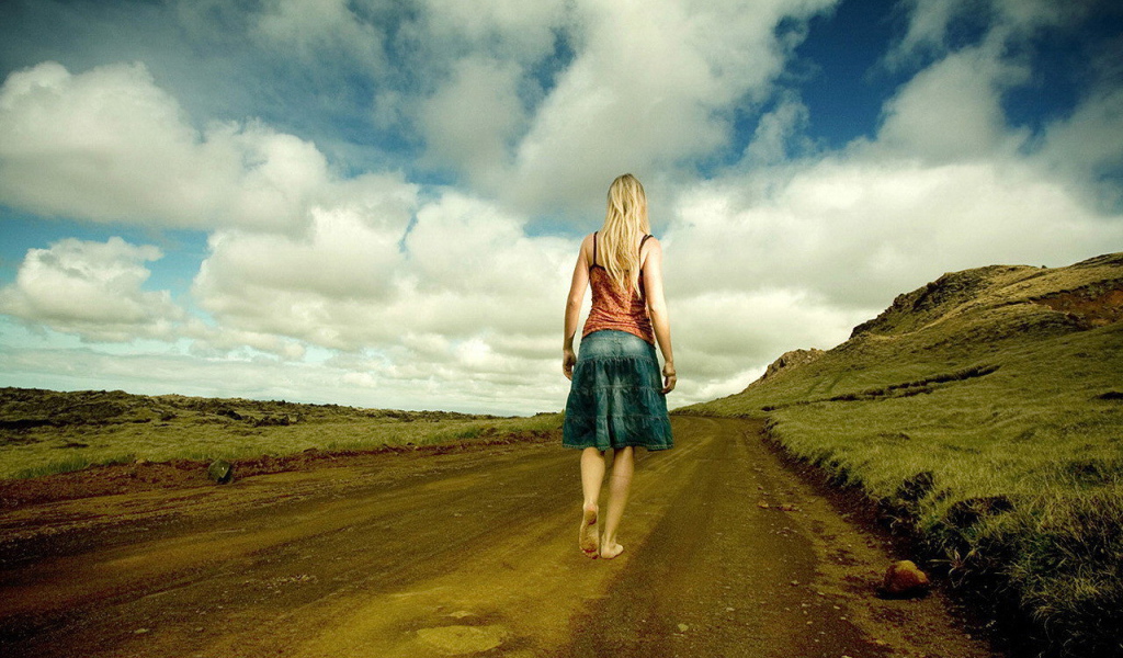 Босая девушка на дороге