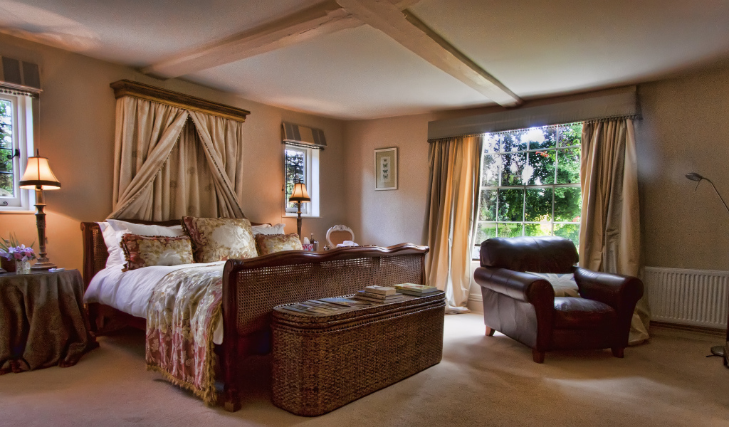 Кровать в загородном доме