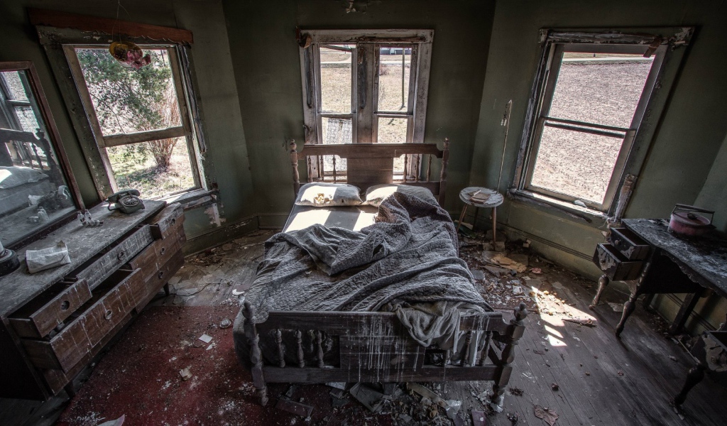 Спальня в заброшенном доме