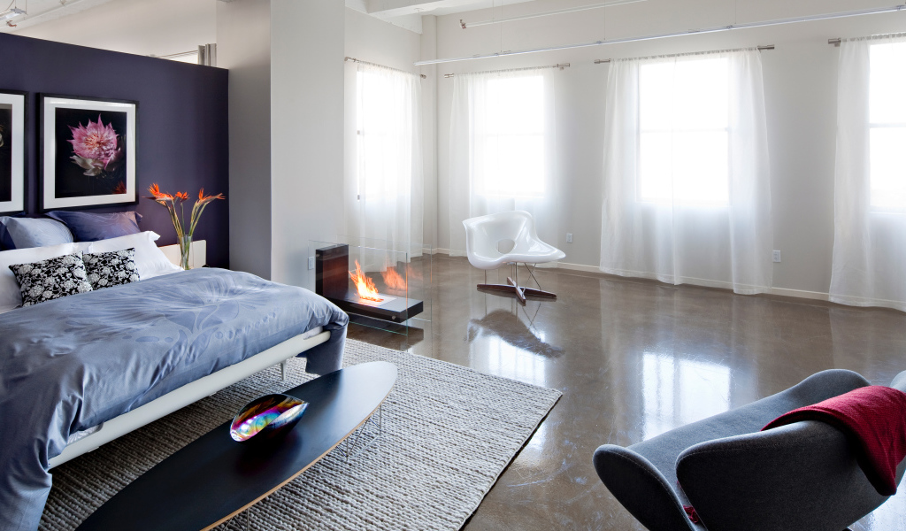 Спальня с белыми шторами