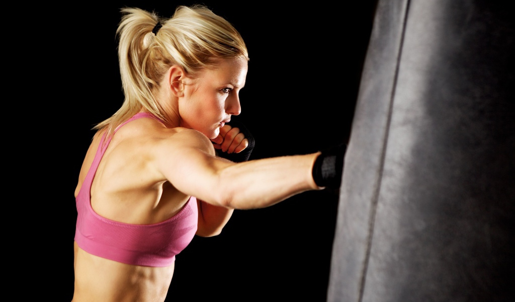 Блондинка отрабатывает удары в боксе