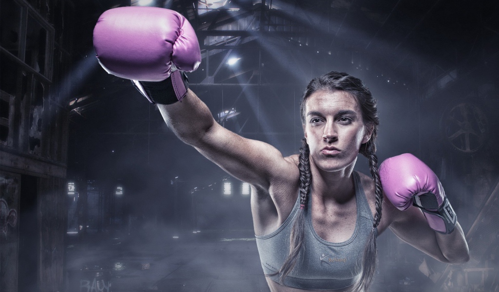 Боксер девушка в сиреневых перчатках