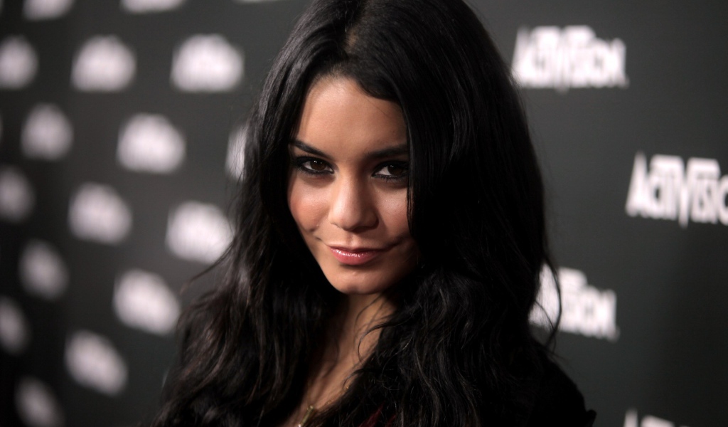 Брюнетка Ванесса Хадженс