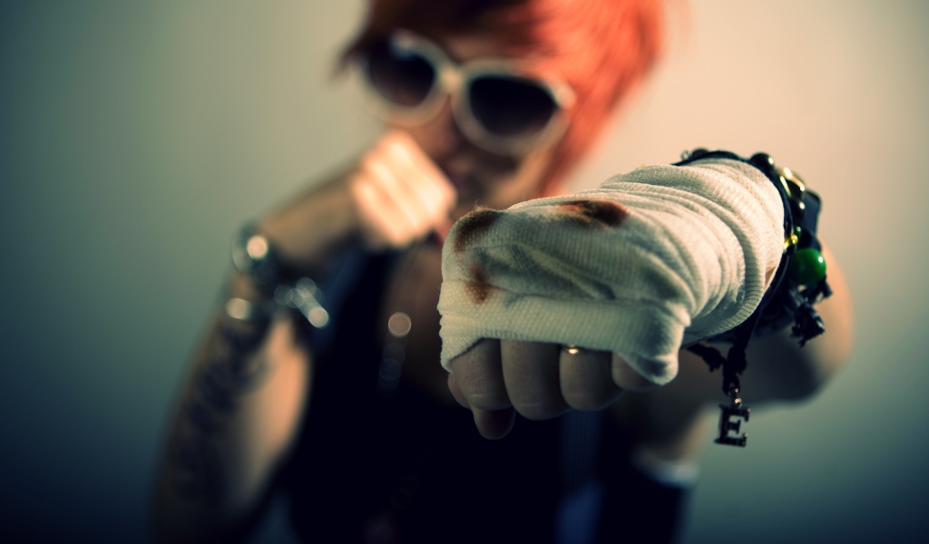 Сбитый кулак у девушки боксера