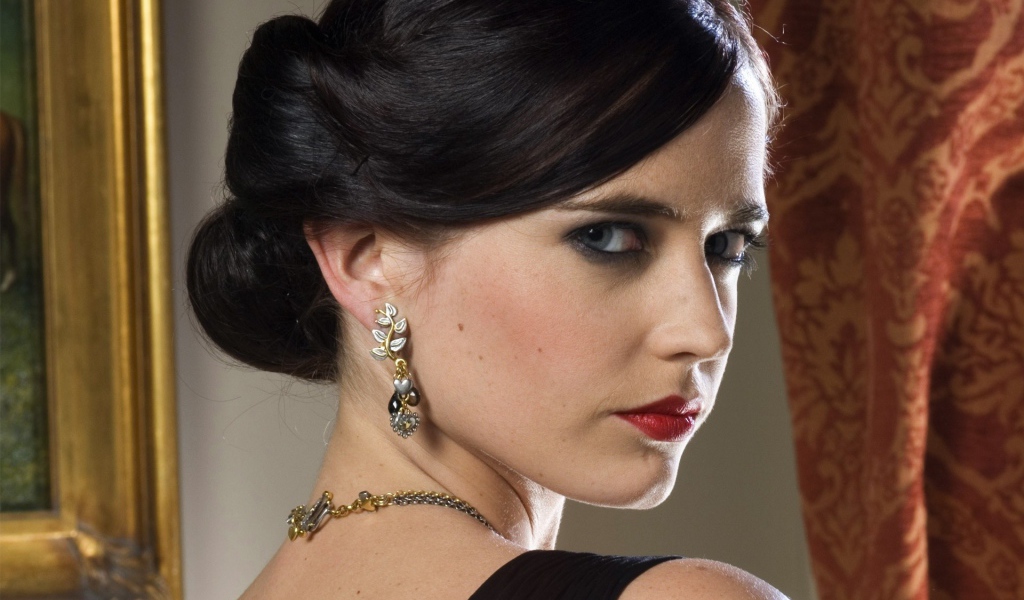 Ева Грин хмурит брови