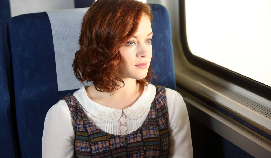 Девушка Джейн Леви смотрит в окно поезда