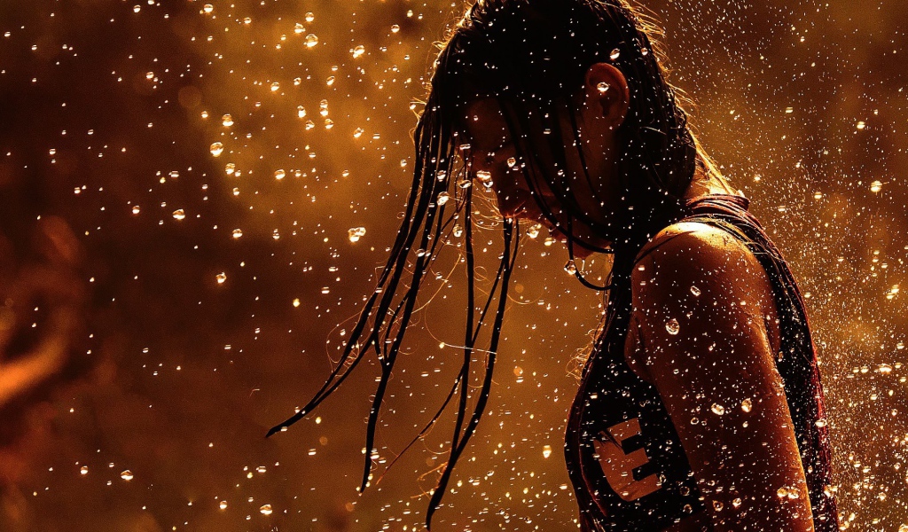 Девушка спортсменка среди капель дождя