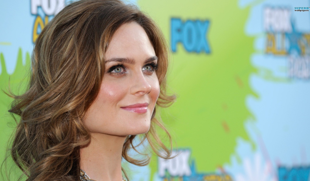 Девушка брюнетка Эмили Дешанель