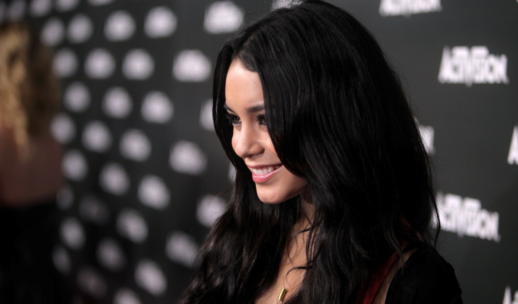 Девушка брюнетка Ванесса Хадженс