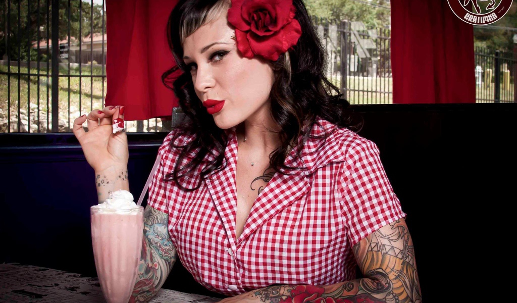 Девушка в тату ест мороженое