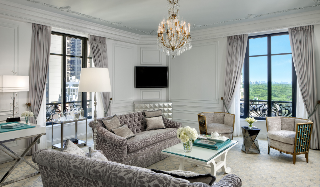 Большой зал с люстрой