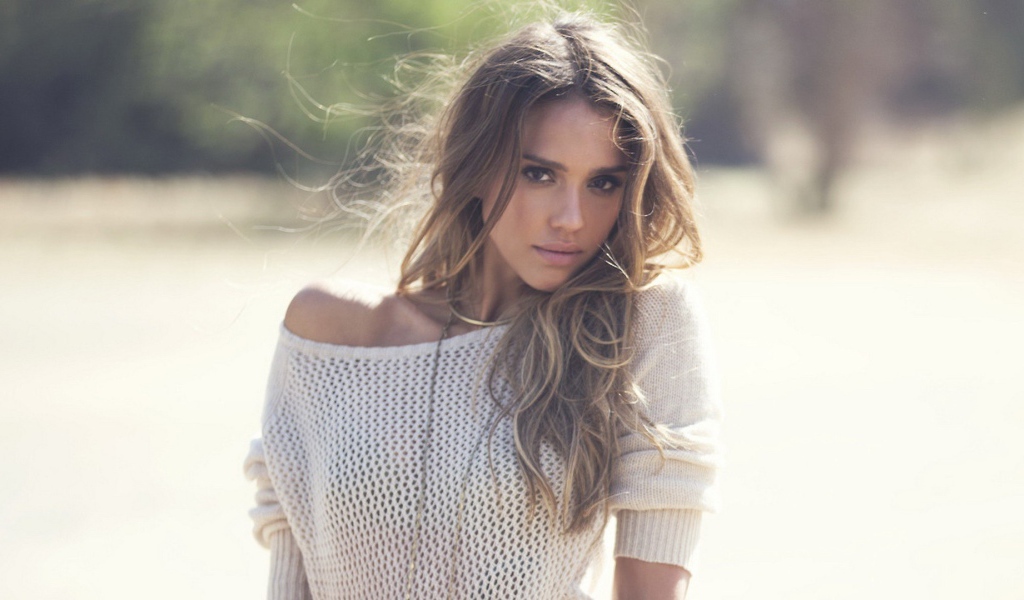 Джессика Альба в белом свитере