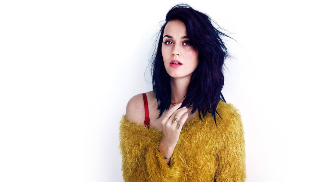 Кэти Пэрри в свитере желтого цвета