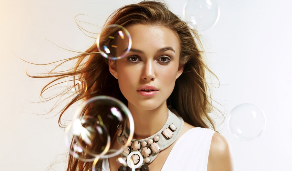 Кира Найтли среди мыльных пузырей