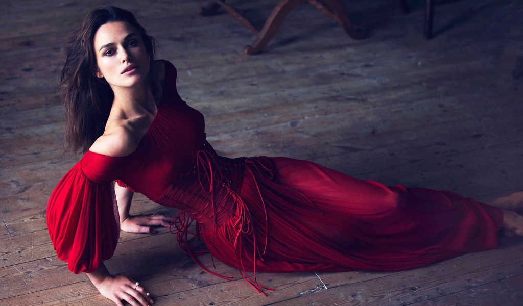 Кира Найтли в красном платье на полу