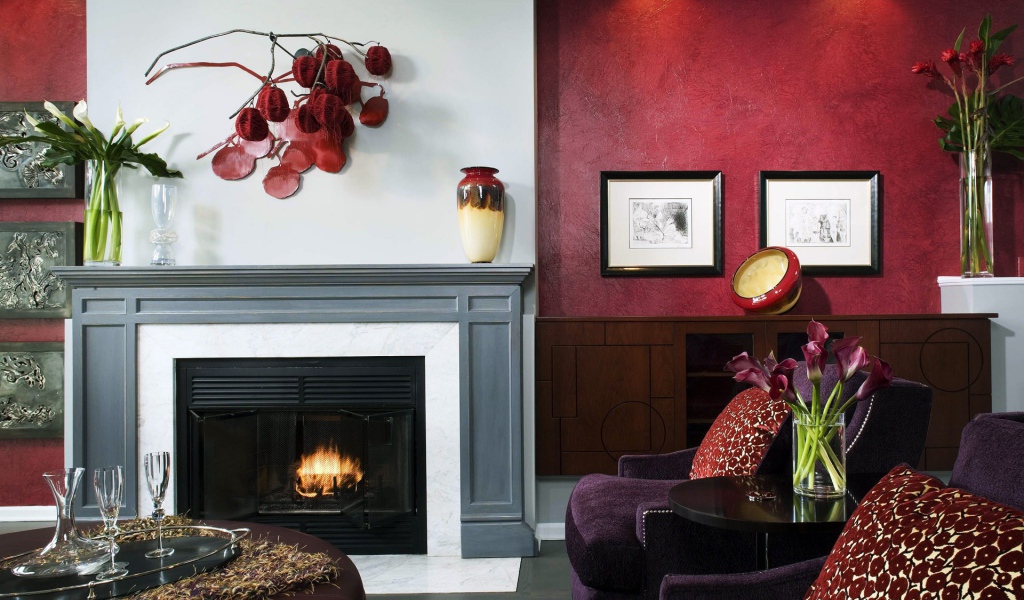 Гостиная с камином в красных тонах
