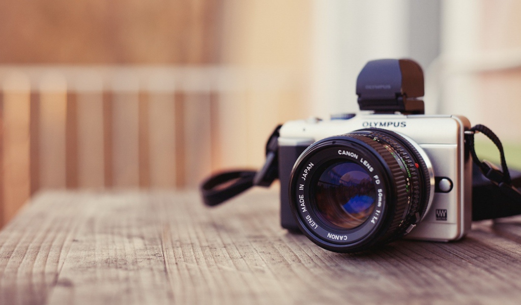 Фотоаппарат Олимпус на столе