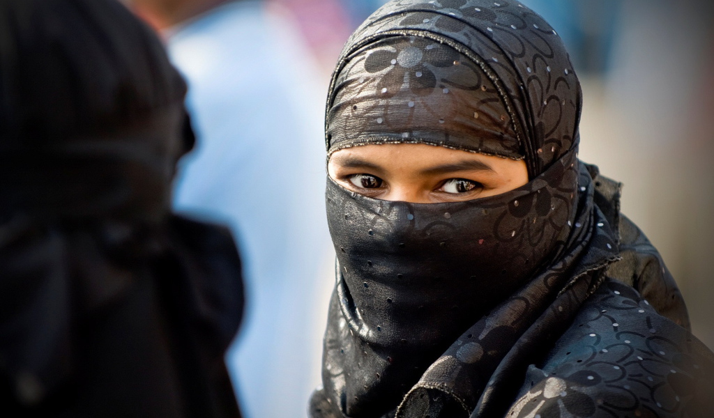 Восточная девушка в платке