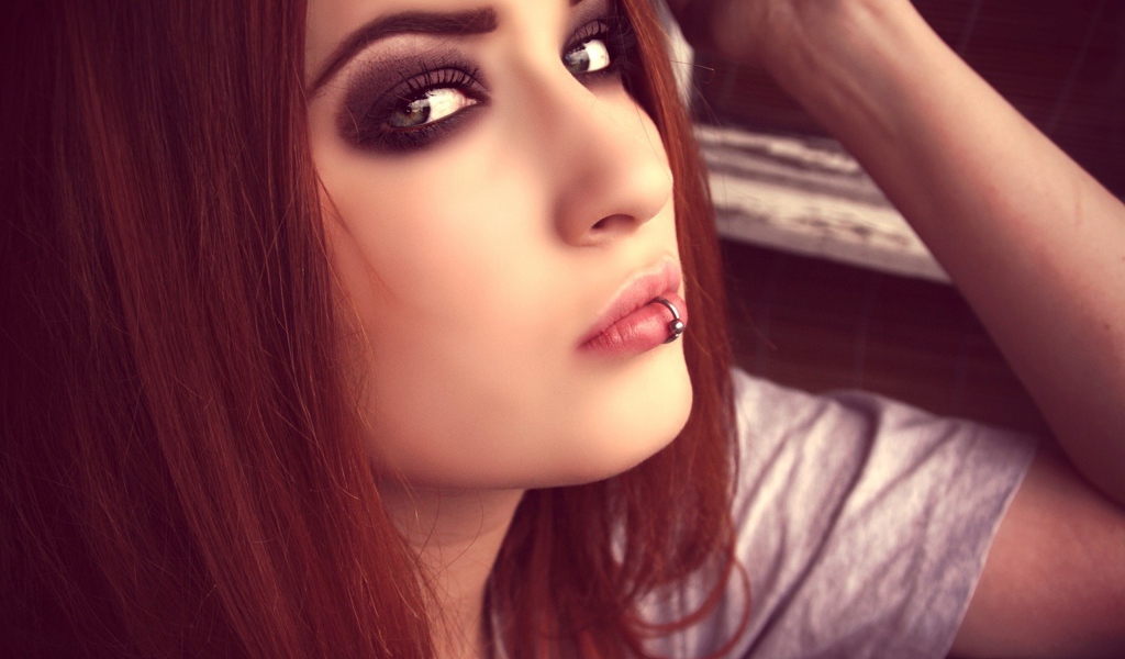 Пирсинг на нижней губе девушки