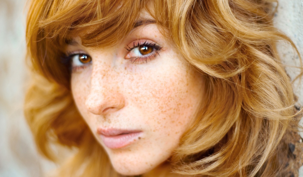 Рыжая актриса Вика Керекеш