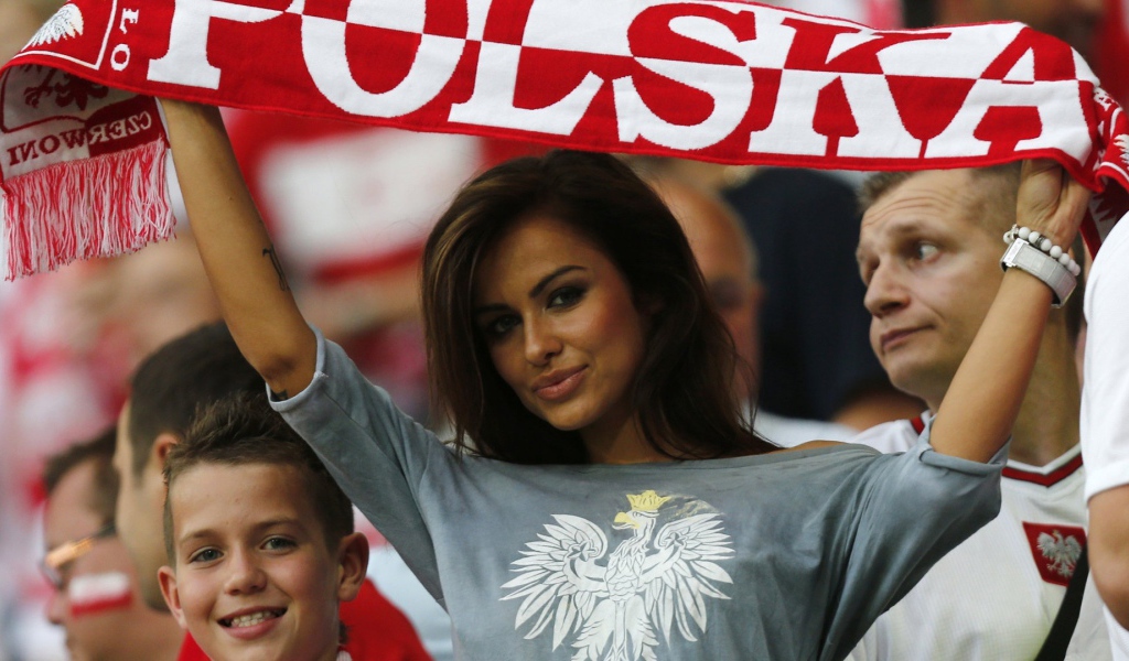Девушка болеет за польскую команду