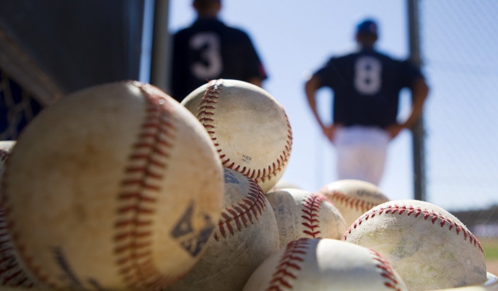 Горка мячей для бейсбола