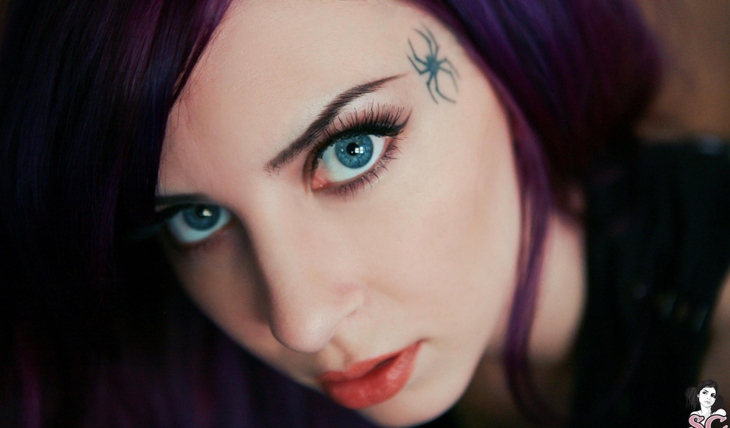 Тату паук на виске у девушки