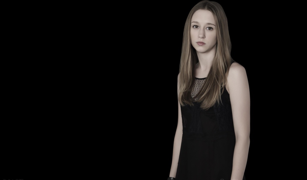 Таисса Фармига на черном фоне