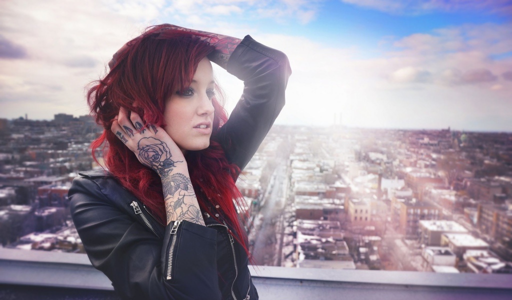 Тату роза на руке красноволосой девушки