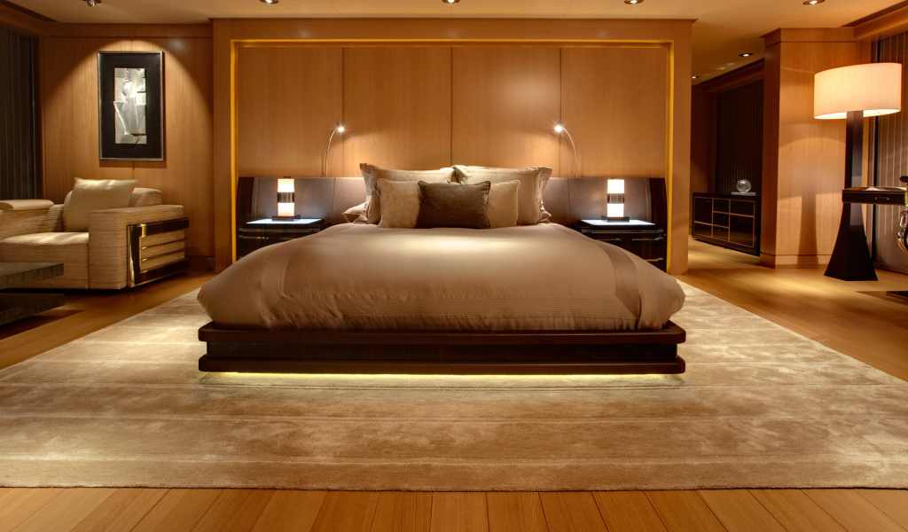 Кровать на большом ковре