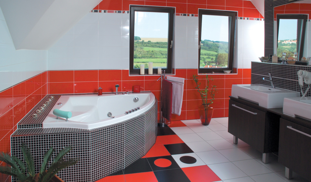 Красная плитка в ванной