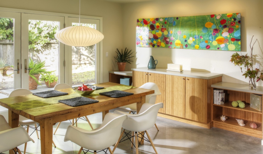 Деревянный обеденный стол в светлой кухне