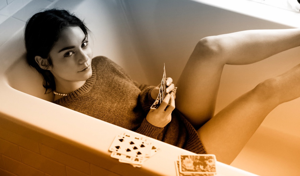 Ванесса Хадженс позирует в ванной