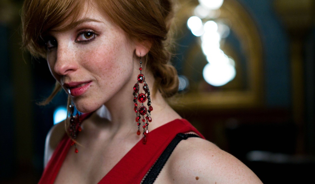 Вика Керекеш в красном платье