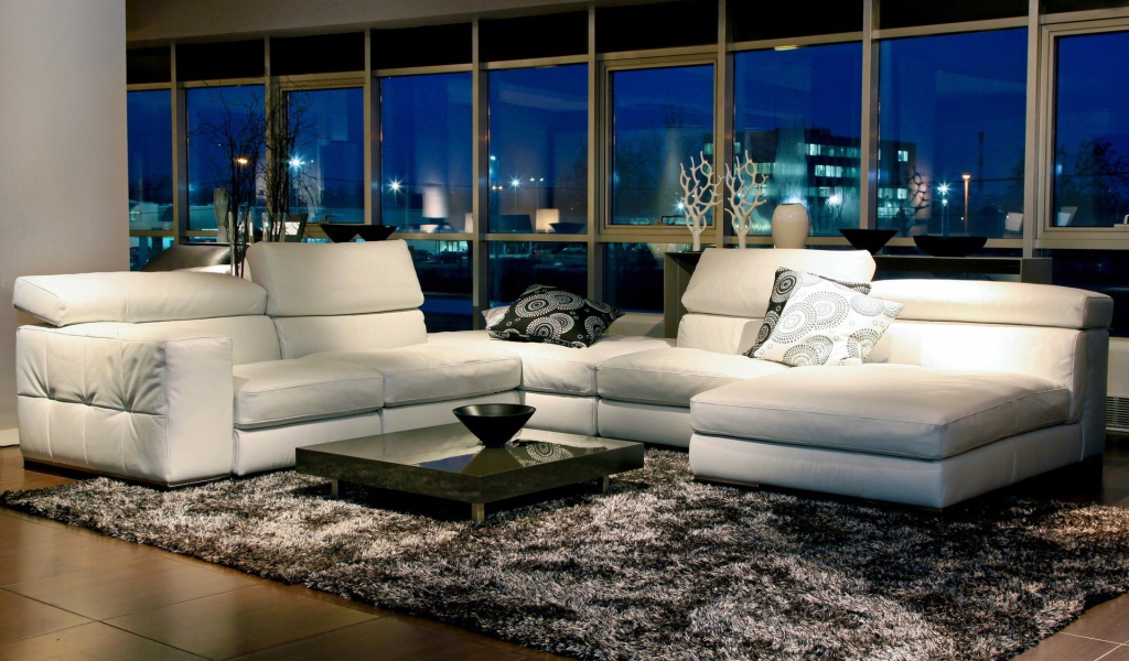 Белая кожаная мебель в гостиной