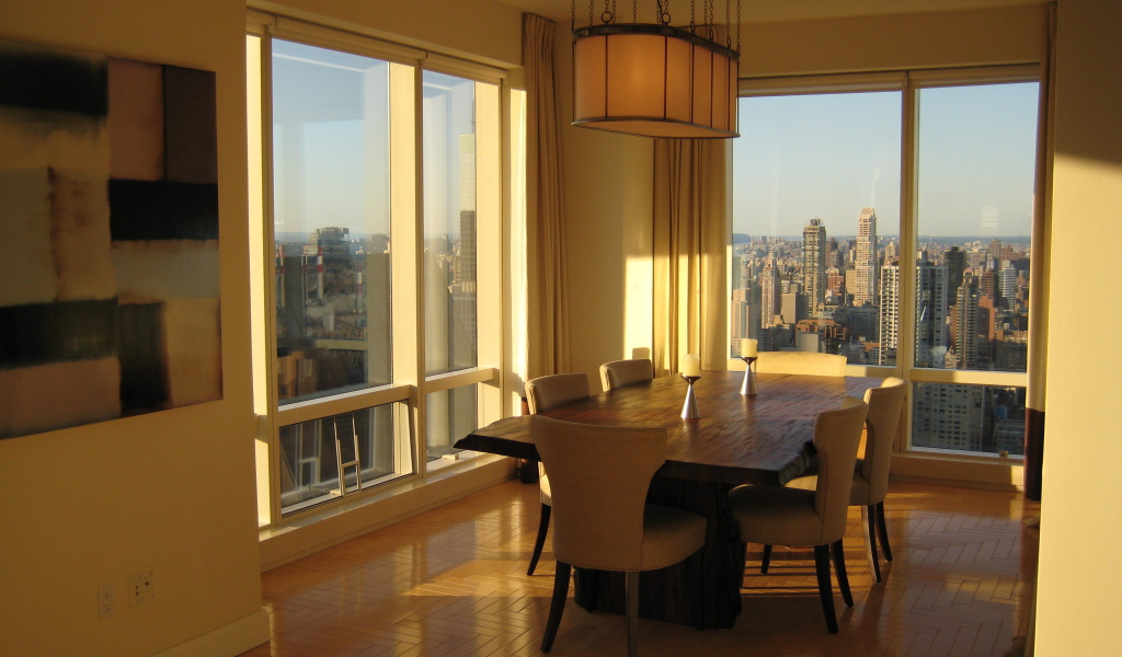 Обеденный стол в квартире