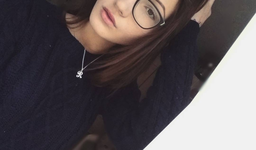 Красивая девушка под углом