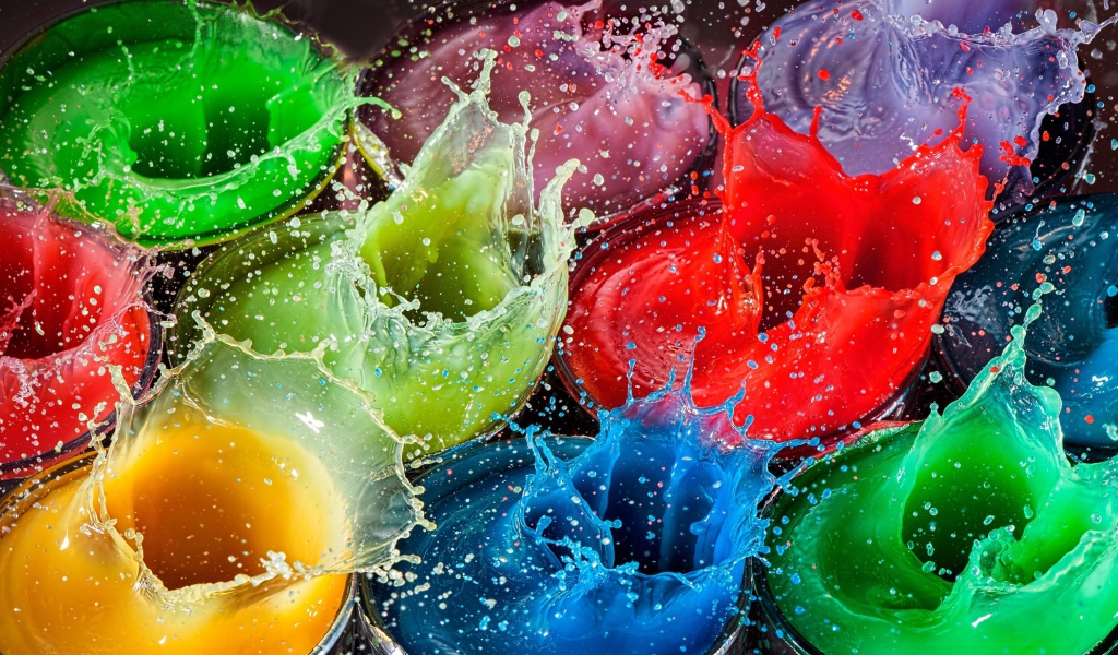 Разноцветные брызги воды в стаканах