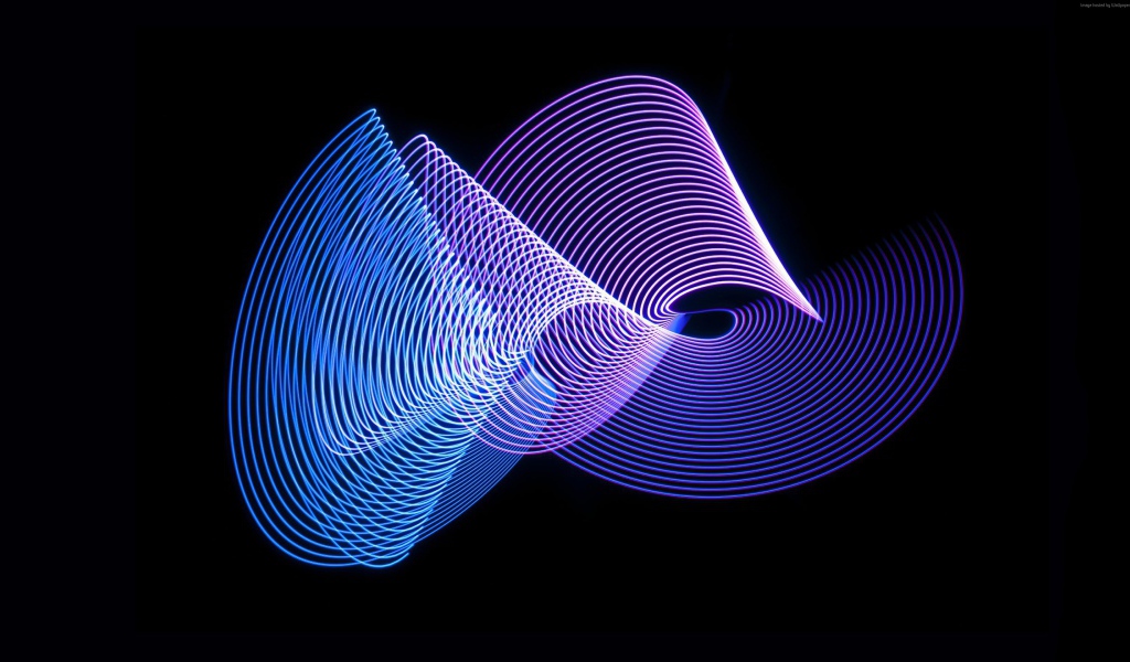 Фиолетовые абстрактные волны на черном фоне