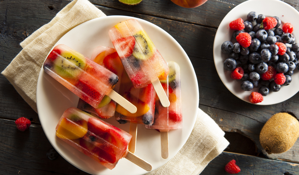 Мороженое на палочке с ягодами и фруктами