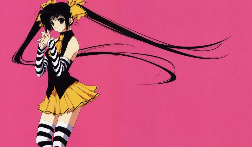Девушка аниме с длинными черными волосами на розовом фоне