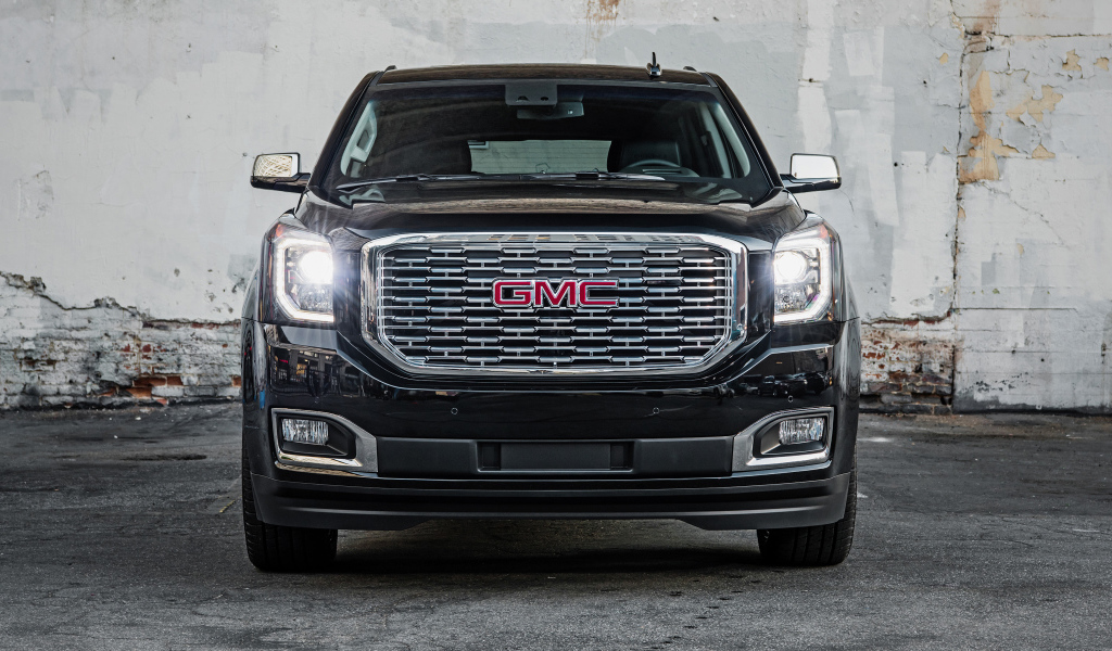Черный автомобиль GMC Yukon Denali Ultimate, 2018 вид спереди