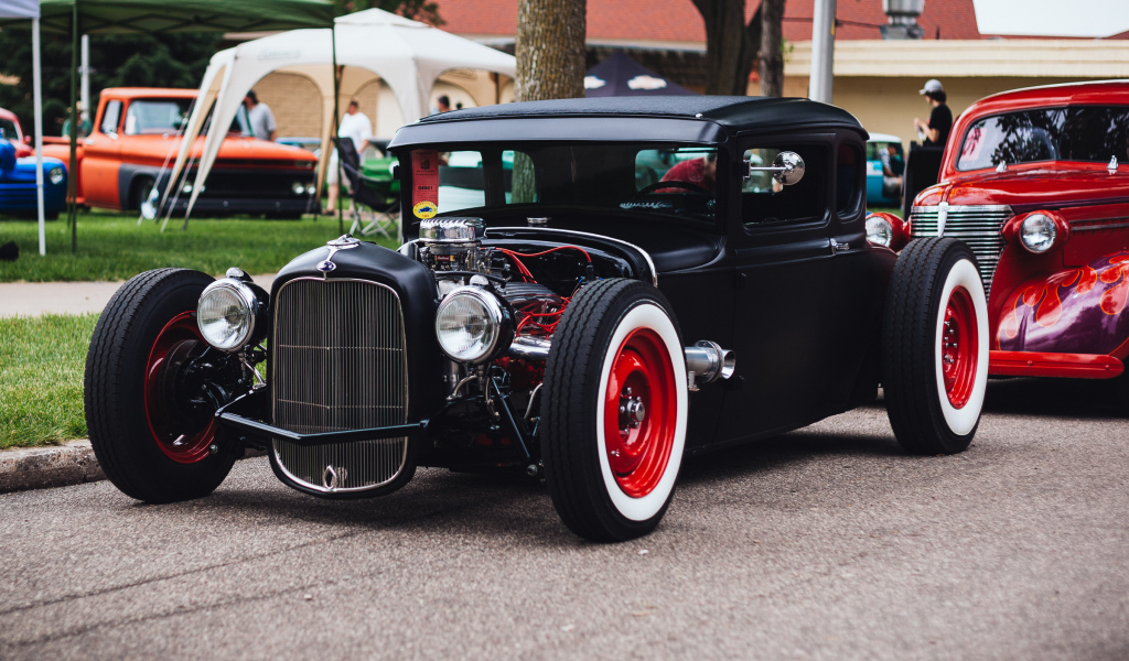 Черный ретро автомобиль  Хот-Род