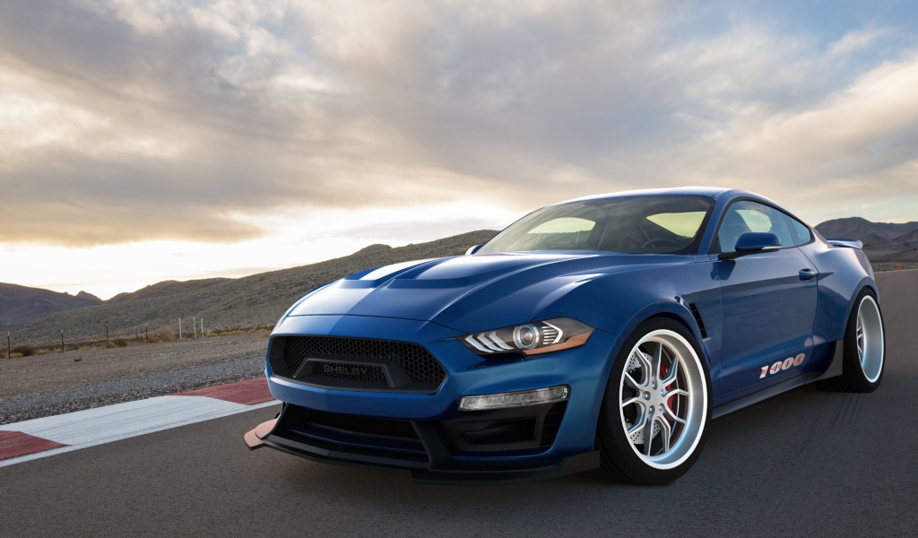 Синий автомобиль Shelby 1000, 2018 под красивым небом