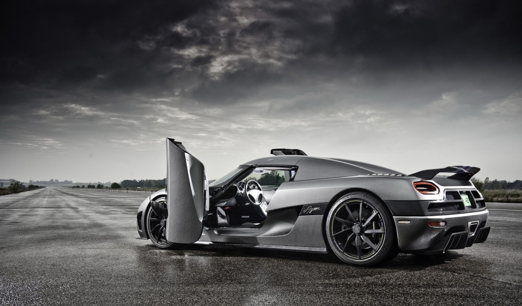 Гиперкар Koenigsegg Agera на трассе под пасмурным небом 