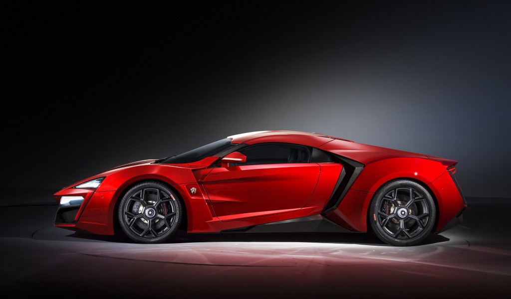 Красный спортивный автомобиль Lykan Hypersport 