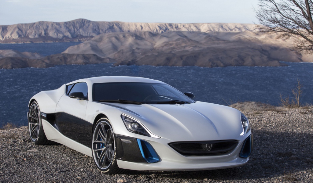 Спорткар  Rimac Concept One на фоне гор 