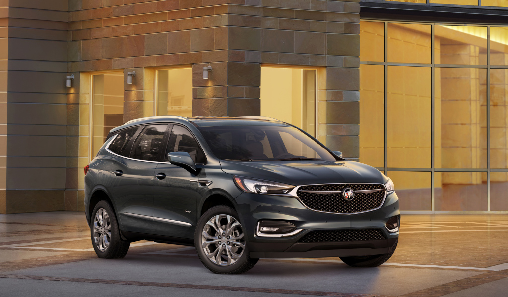 Серебристый автомобиль Buick Enclave, 2017 