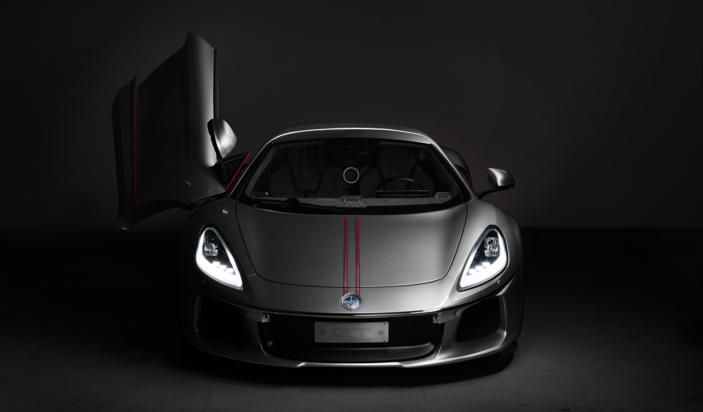 Серебристый автомобиль ATS GT, 2018 с открытой дверью